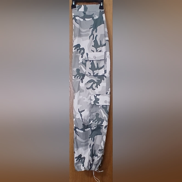 SHEIN Camo Print Cargo Pants size 6      4-028 - Picture 1 of 4